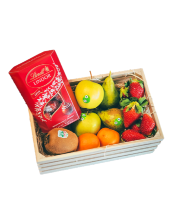 Cesta de fruta con bombones